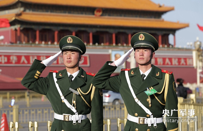 武警执勤哨兵文明执勤,展示良好形象.