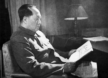 毛泽东读报(资料图)