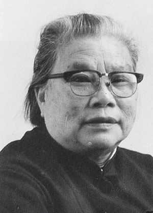 康克清,原名康桂秀.江西万安人.1911年9月生.幼时做过童养媳.