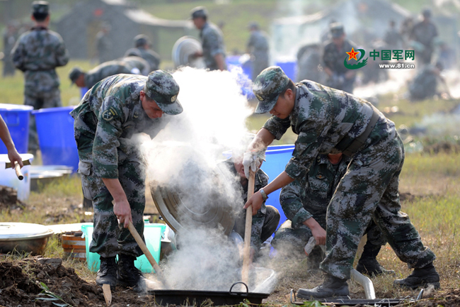 实用野外生存向炊事班学做饭