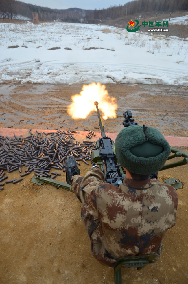 某边防团组织野外重火器射击