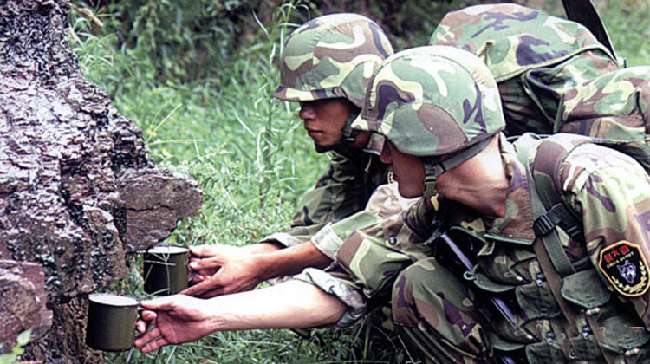 野外没水喝,军人教你野外求生寻水技能 -新华时政-新华网