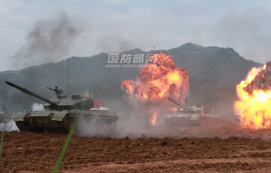 组图南京军区装甲部队训练场面火爆