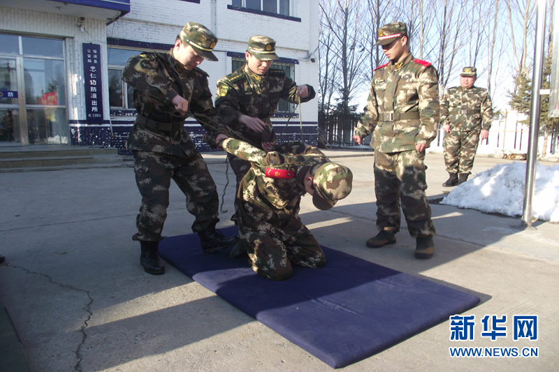 官兵进行捆绑训练16日,黑龙江鹤岗边防支队忠仁边防派出所组织开展"练