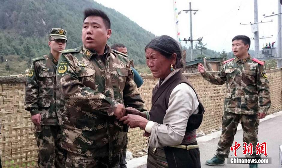 1级地震发生后,西藏公安边防总队侦查支队官兵迅速投入吉隆县吉隆镇的