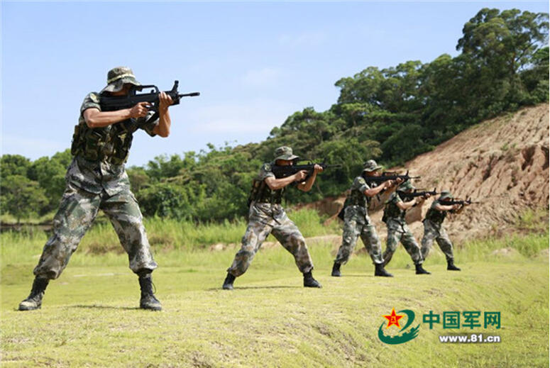 组图解放军两栖侦察兵生存训练中生吃蛇胆