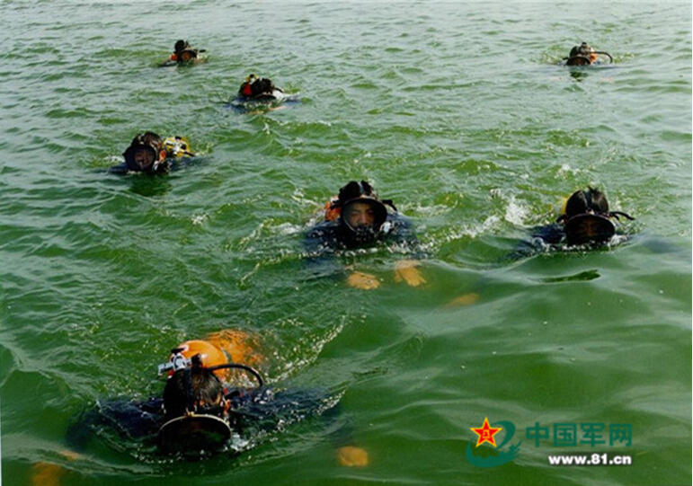 组图解放军两栖侦察兵生存训练中生吃蛇胆
