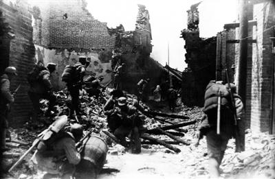 台儿庄巷战：国军打光子弹推倒山墙抢日军枪支