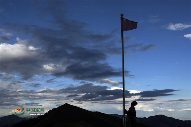 那些军人站岗的镜头哪一张感动了你