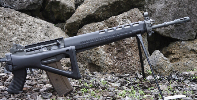 第六名:sig sg 550(瑞士)这款突击步枪1986年定型,1990年列装瑞士陆军