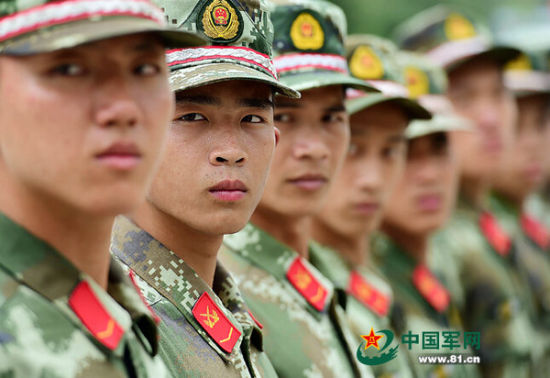 　　原文配图：5月4日，武警广东边防总队机动支队的一支队小分队按规定换上新领章，警容严整。 　