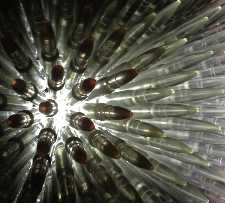 妹子用400发重机枪子弹拼装吊灯重达120斤