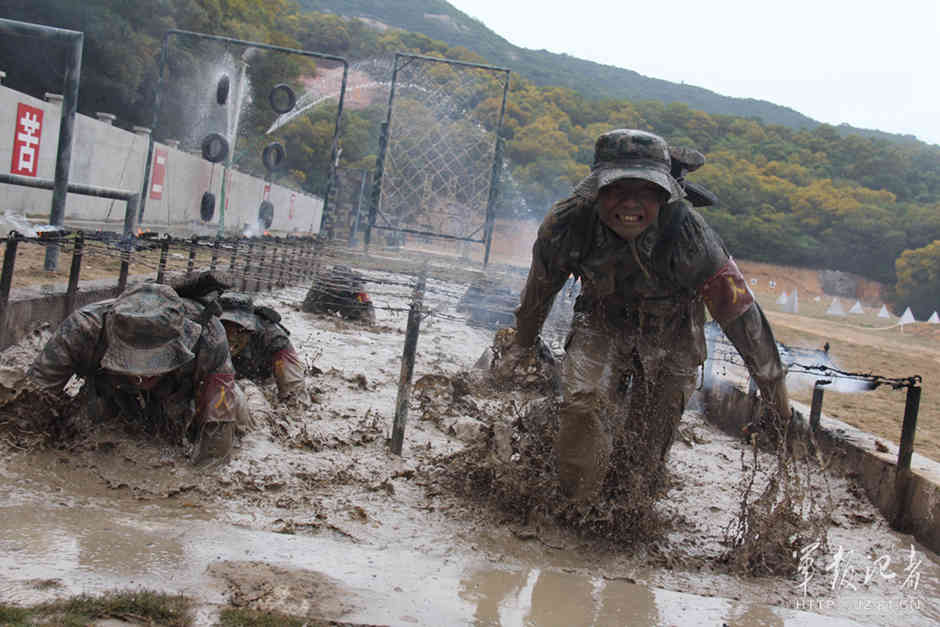 解放军两栖战士训练照 海底打靶十发十中