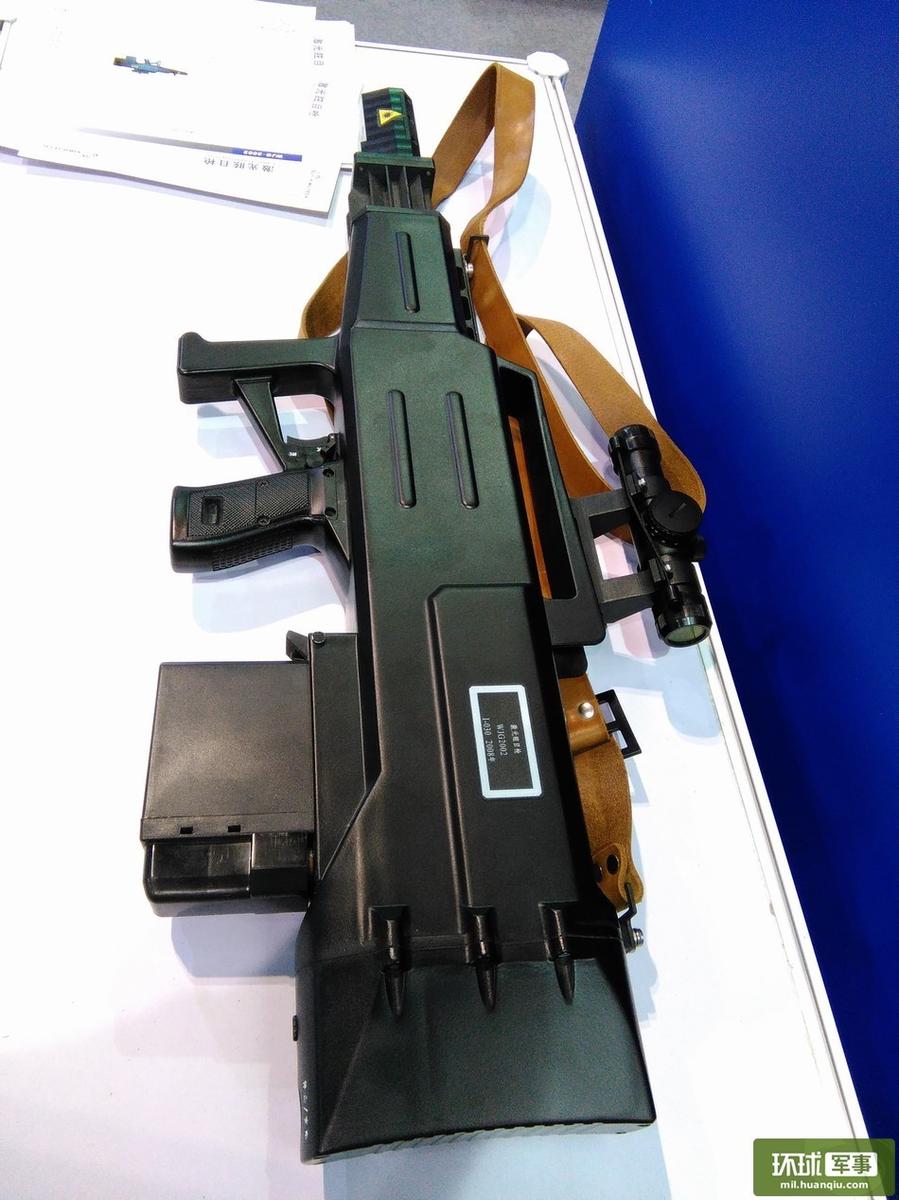 组图中国警备展展出激光枪武器格外引入注目
