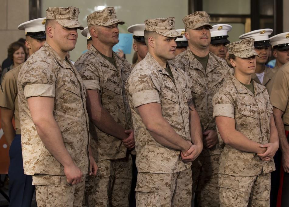 组图:美国彪悍女军官扛起男人就跑 一脸轻松 -新华时政-新华网