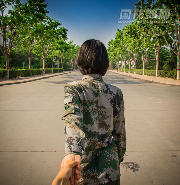 女学员穿各式军装带你逛遍解放军信工大高清