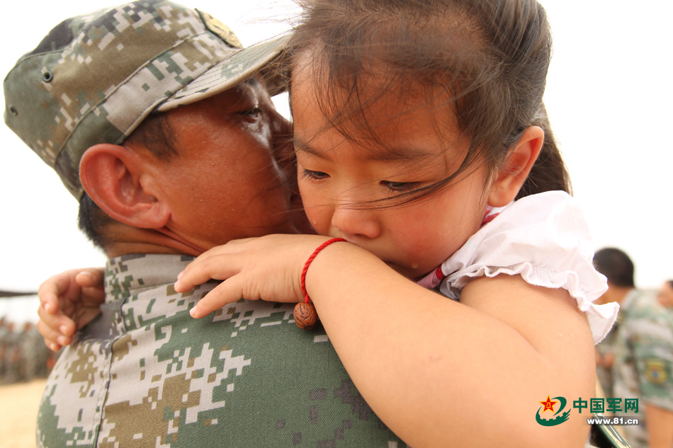 一直与家属孩子分居两地的第26集团军某工兵团优秀标兵连长仇志华因为