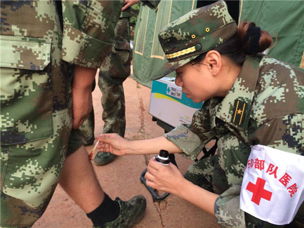 武警8750部队演习场卫勤女兵全力确保官兵健康