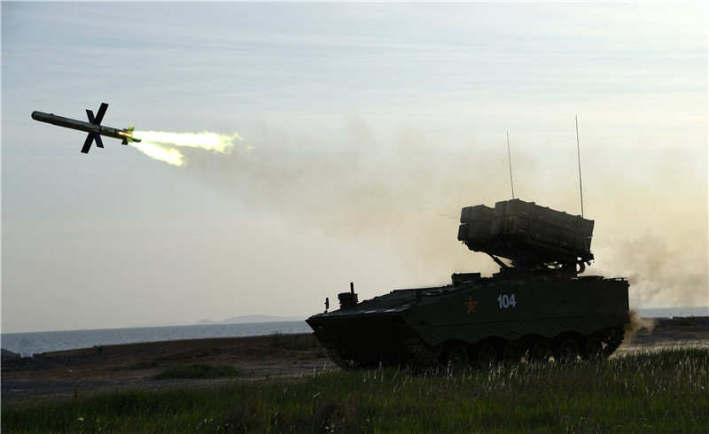 参演的"红箭-10"反坦克导弹进行实弹射击(6月4日摄).