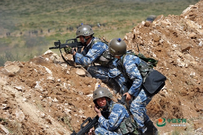 蓝军士兵利用堑壕阻击红军进攻.