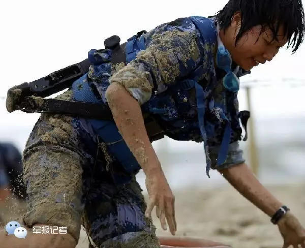 女兵在泥潭中训练.