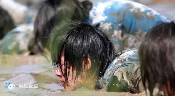 组图泥水中的中国女兵依旧美丽
