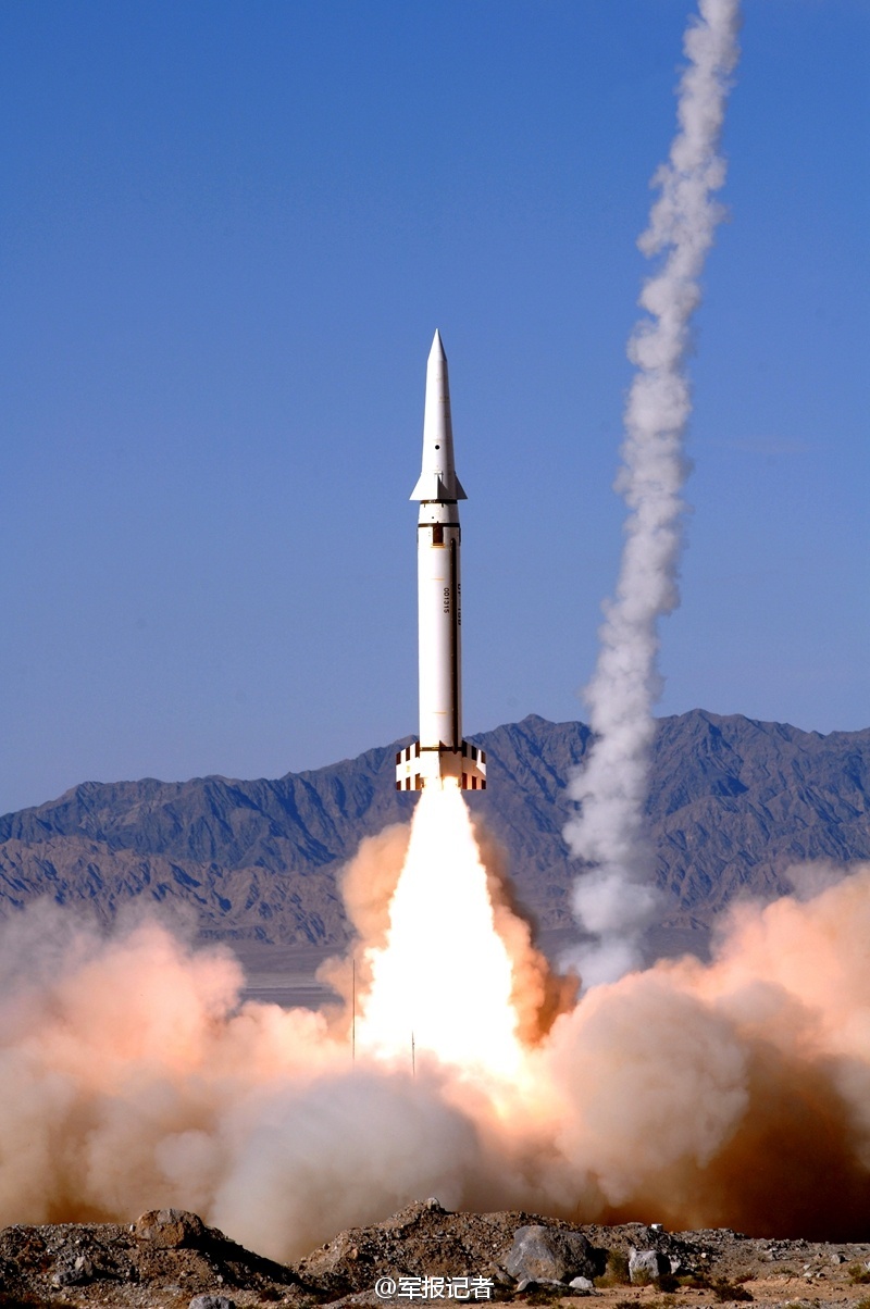 军方公开二炮部队多款战术导弹高原发射猛照