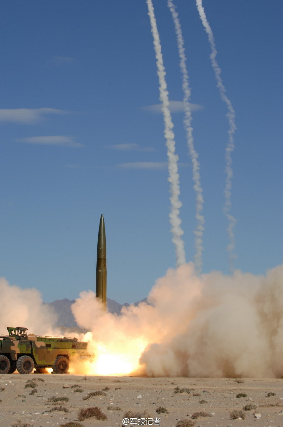 军方公开二炮部队多款战术导弹高原发射猛照