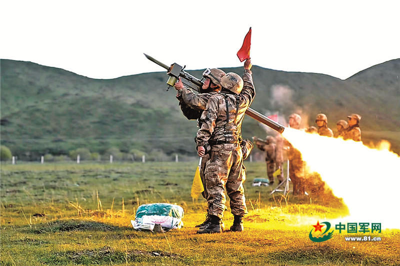 组图:我军fn-6型单兵防空导弹发射训练