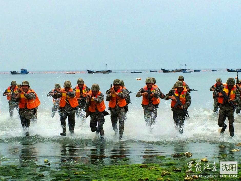 解放军海防团水中扛圆木冲锋比赛举炮弹