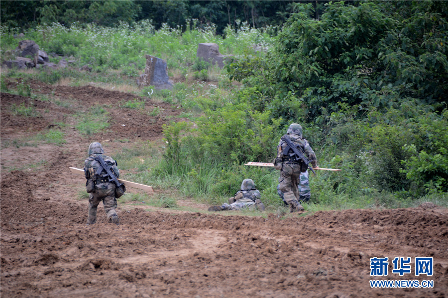 勇当先锋,对敌障碍实施人工直前爆破.