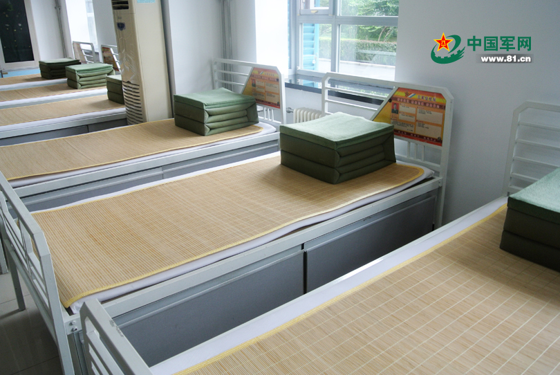 三军仪仗队内务如同队列仪式一样整齐.