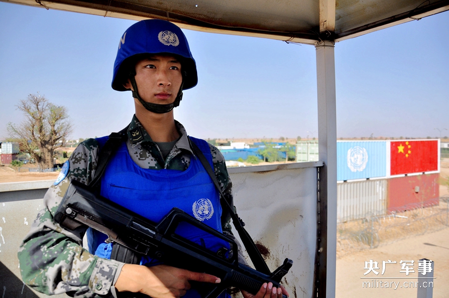 图为站岗维和战士. 李刚摄