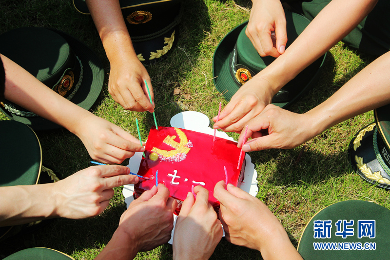 在自制的党旗形状的蛋糕上插蜡烛6月30日,为庆祝中国共产党成立94周年