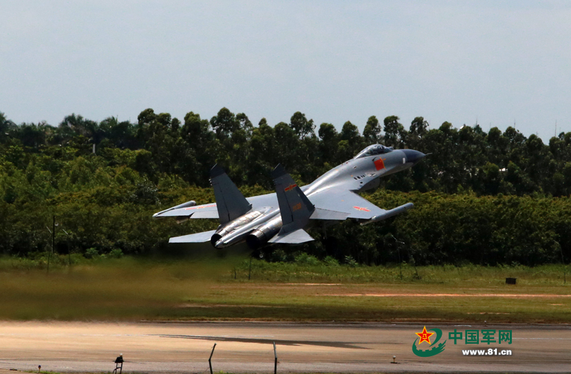 广空航空兵新型战机挂弹将进行自由空战