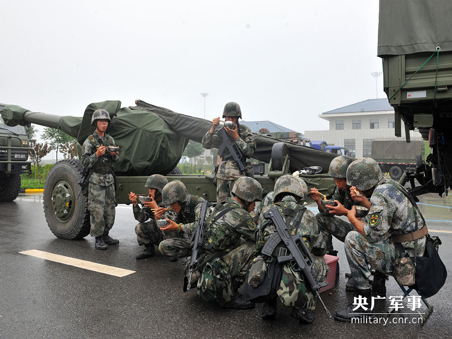 高清解放军炮兵旅跨区机动军车伪装成邮车