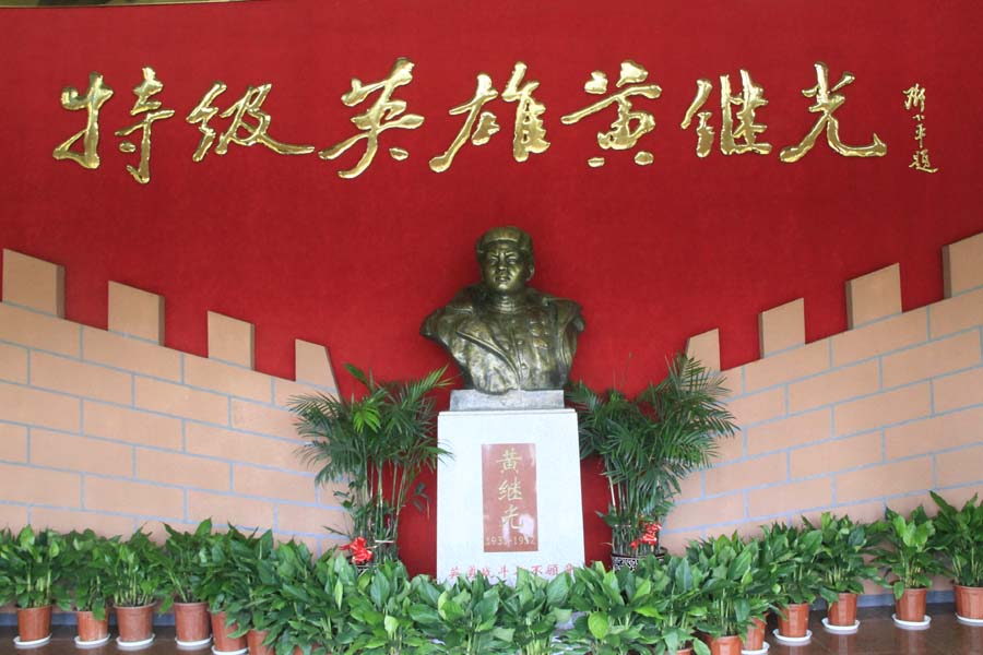 网络名人进军营走进黄继光生前所在部队图说心灵震颤的一瞬间