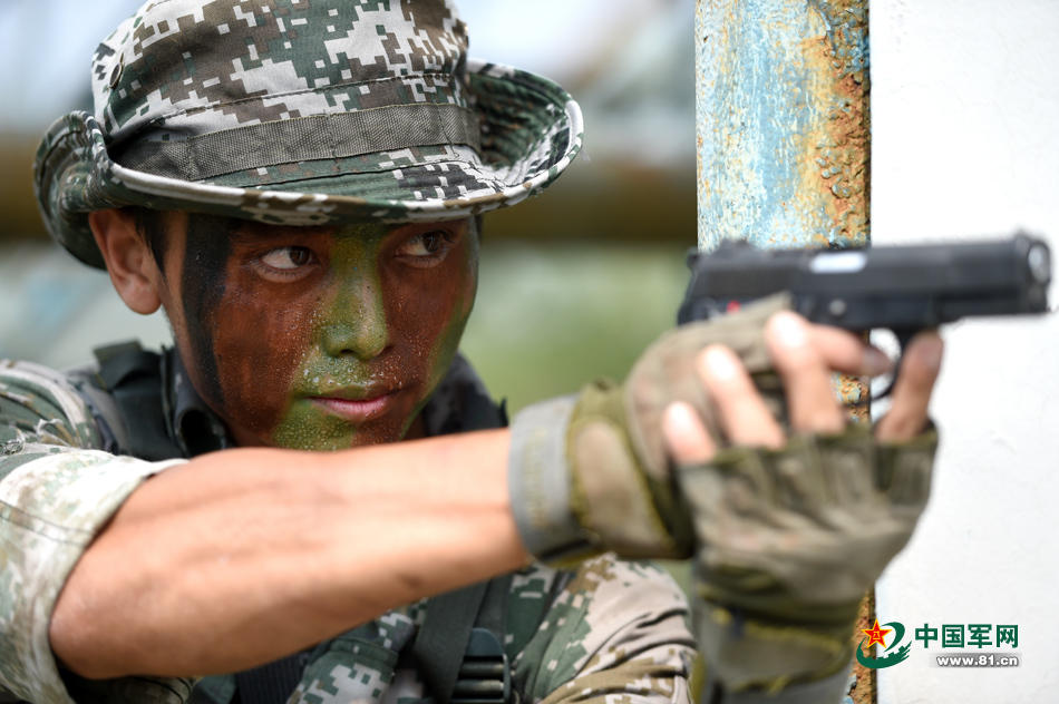 组图解放军侦察兵野外训练生吃蛇肉