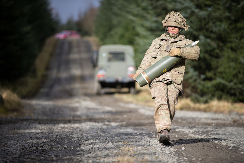 英国大兵一人扛两枚沉重炮弹