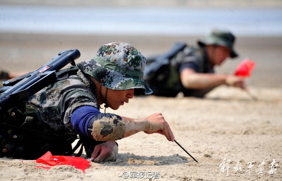 中国特种兵猎人训练武装泅渡战丛林