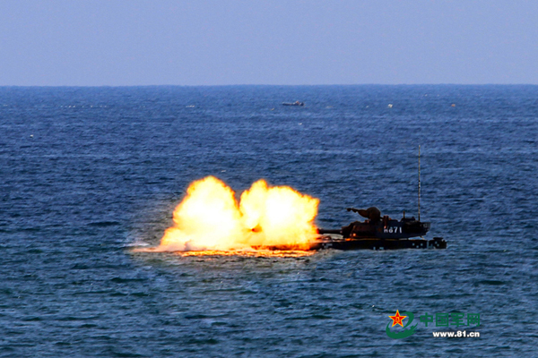 7月上旬,海军陆战队某旅在粤西某海域组织实弹射击训练,提高部队打赢