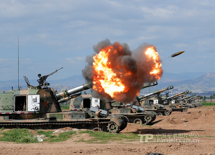 方寸之间走惊雷各型炮弹震撼出膛瞬间