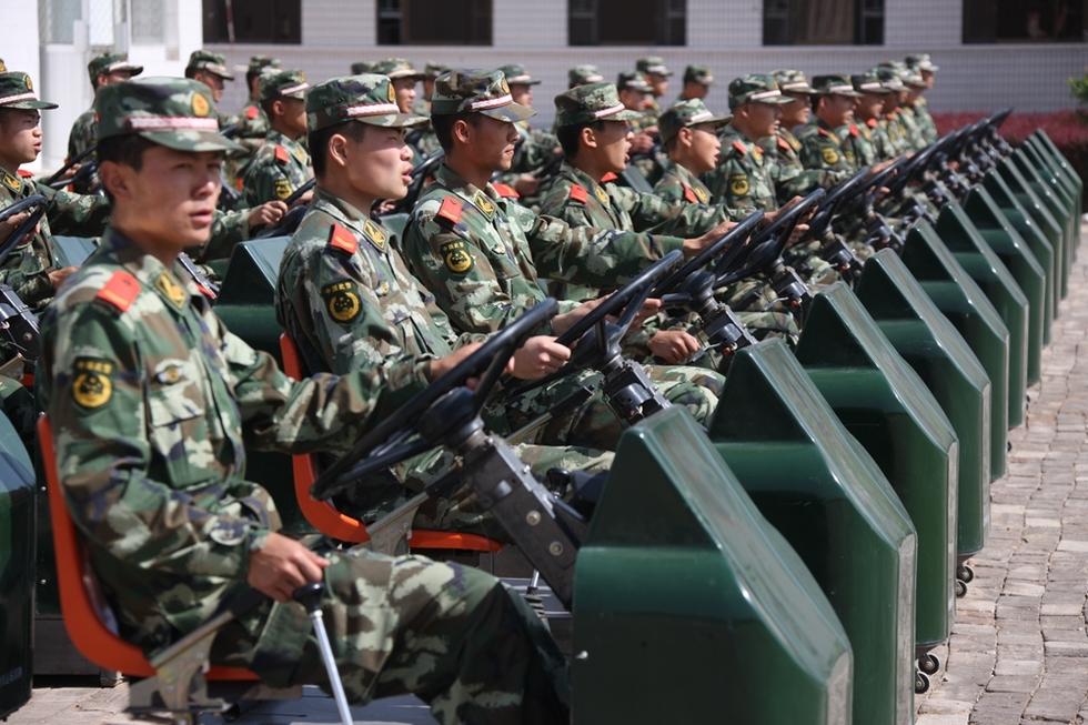 组图武警部队驾校锻造战场千里马