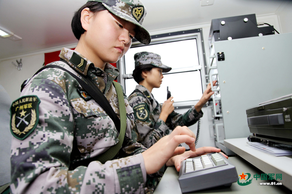 靓丽女兵去红装更俏爱武装更美