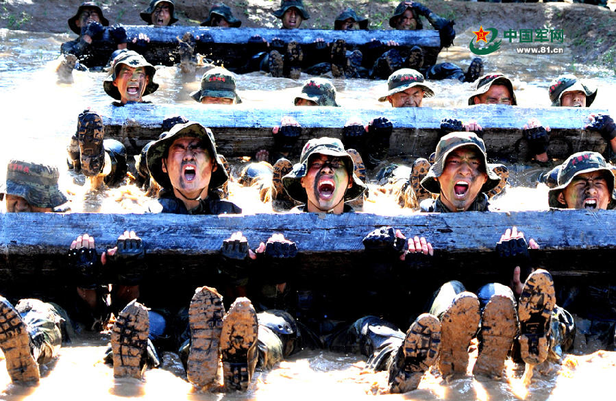 陆上猛虎特战队员飞过火球狙击手脸上爬毛毛虫