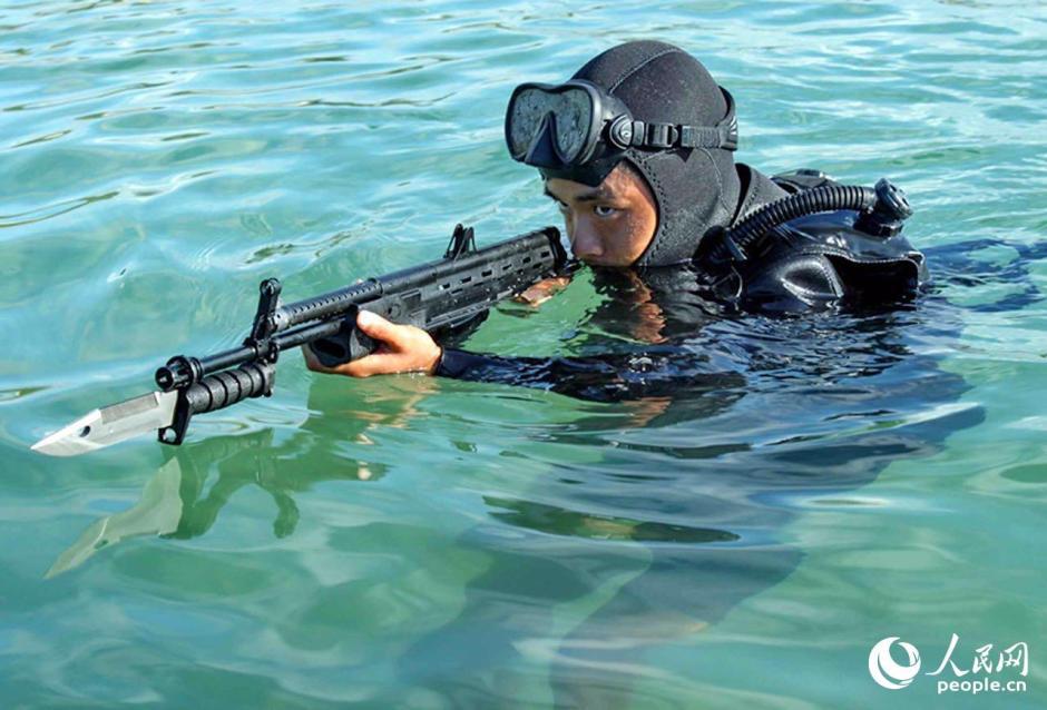 "随着部队长王海峰手指的方向,只见一位上尉军官正在组织大家进行战术