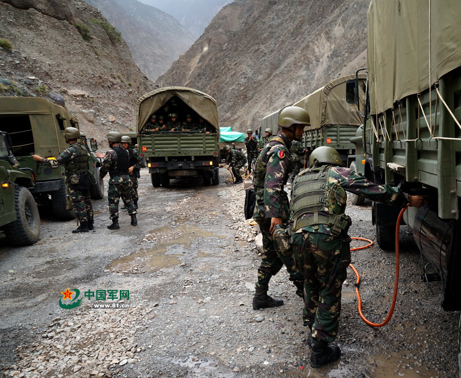 西藏军区特种作战团天路机动 途经大量惊险要地
