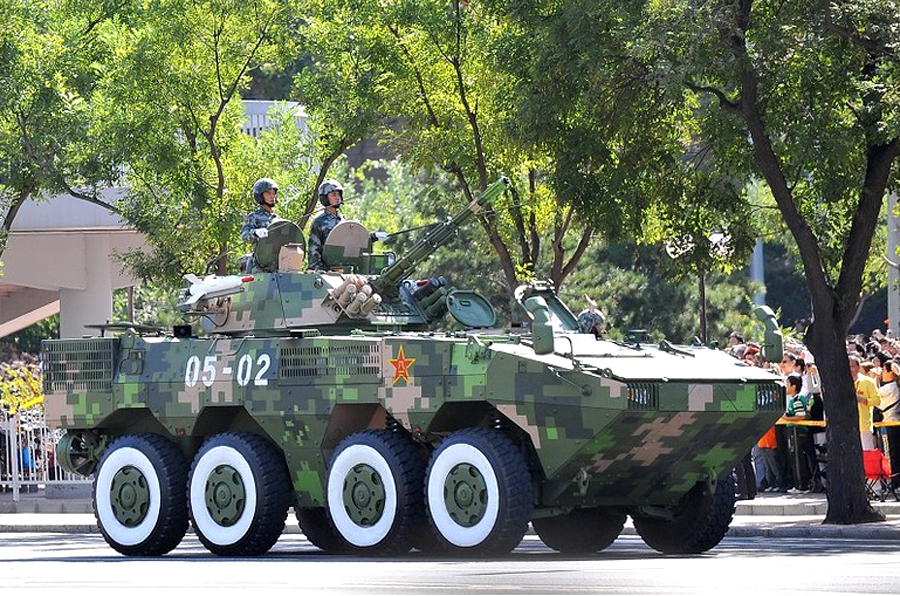 资料图片:国产某轮式步战车.