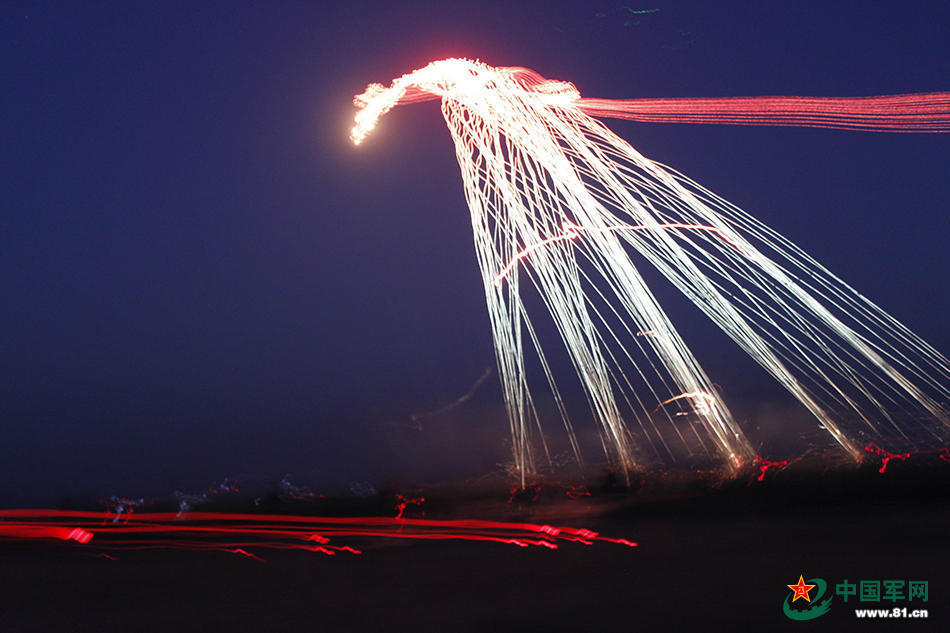 解放军火箭炮夜间上演万箭齐发