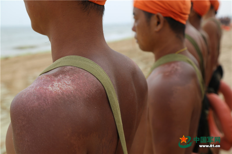 烈日下暴晒海水里打滚第54集团军某旅官兵黄海海训